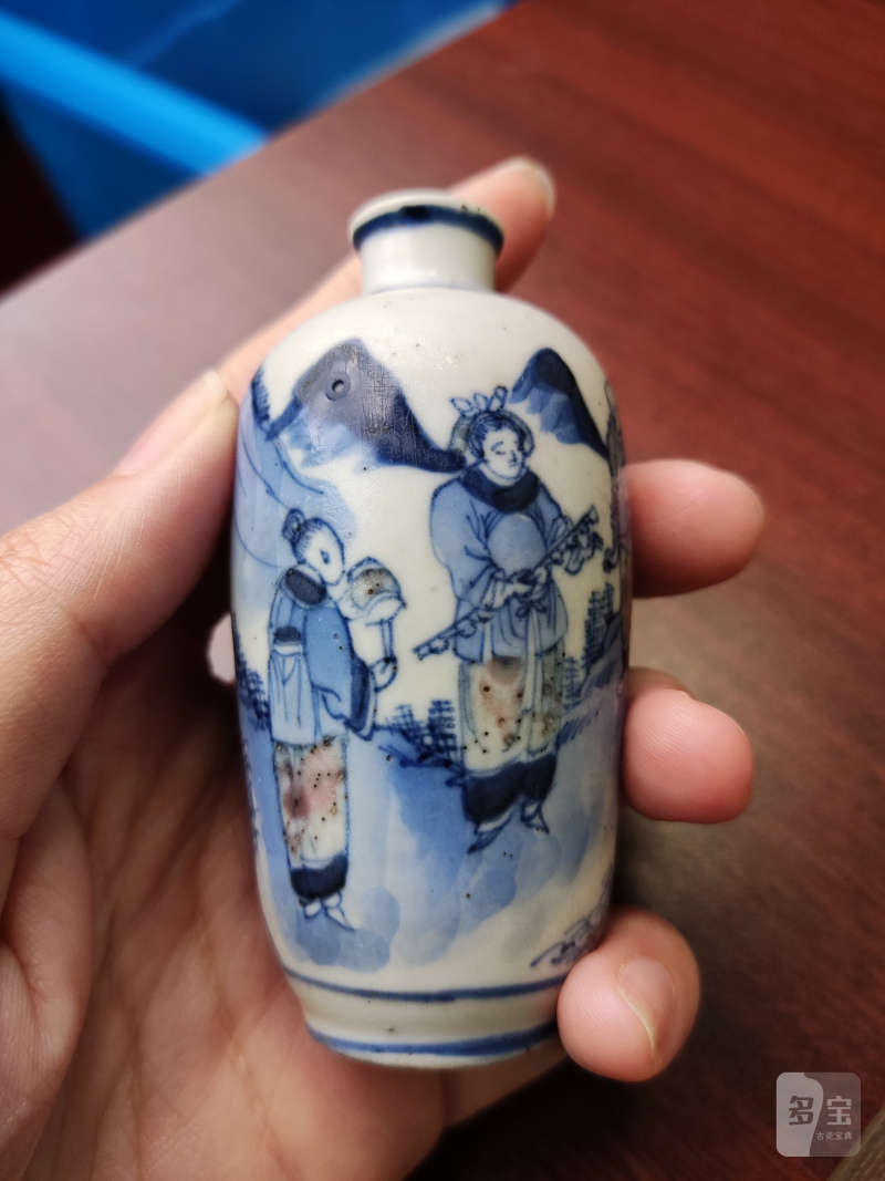 清 青花釉里红人物故事纹烟壶 - 图6